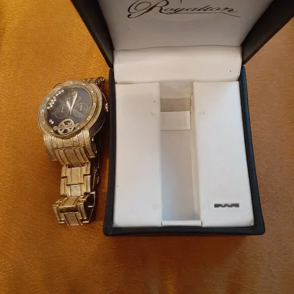 👤 VINTAGE DAIMOND INCLOSED ROYALTON WATCH ( NEEDS NEW BATTERY ) -    $30 - Picture 3 of 12